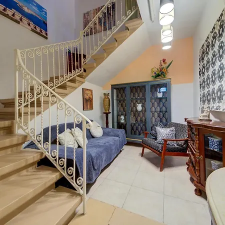 Apartment A 2br Authentic Townhouse With Rooftop By 360 Estates *
