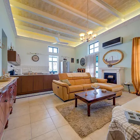 A 2br Authentic Townhouse With Rooftop By 360 Estates *