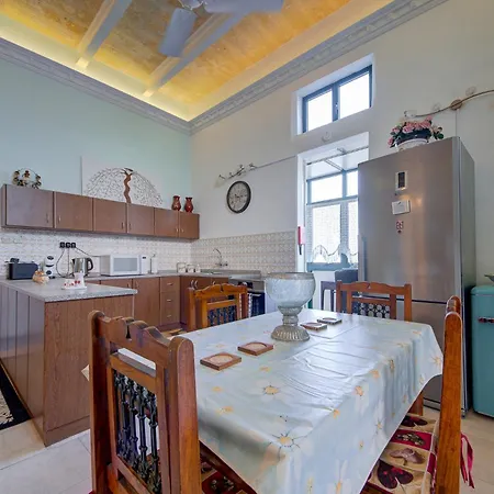A 2br Authentic Townhouse With Rooftop By 360 Estates Apartment