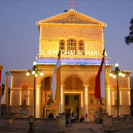 A 2br Authentic Townhouse With Rooftop By 360 Estates