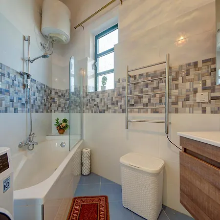 A 2br Authentic Townhouse With Rooftop By 360 Estates *